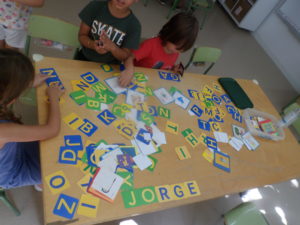 Confegim paraules manipulant diferents materials.
